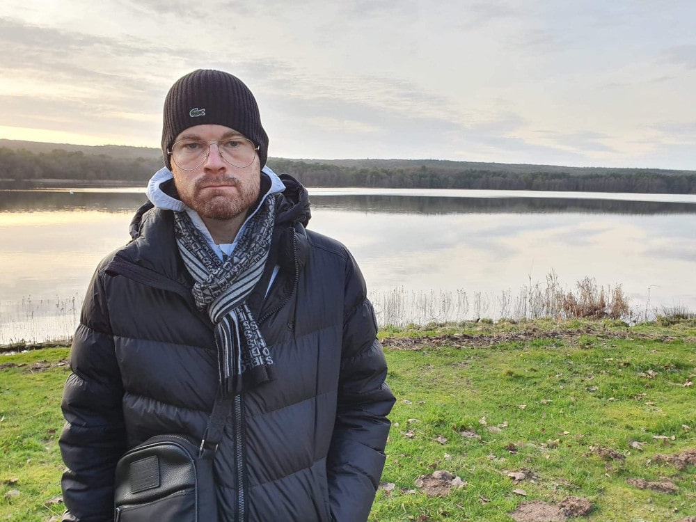 Boris prend la pose devant le lac de Paimpont